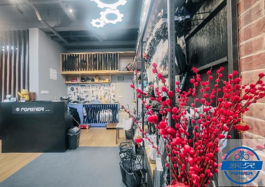 　　(白金线下旗舰店室内设计简约整洁，耳目一新)