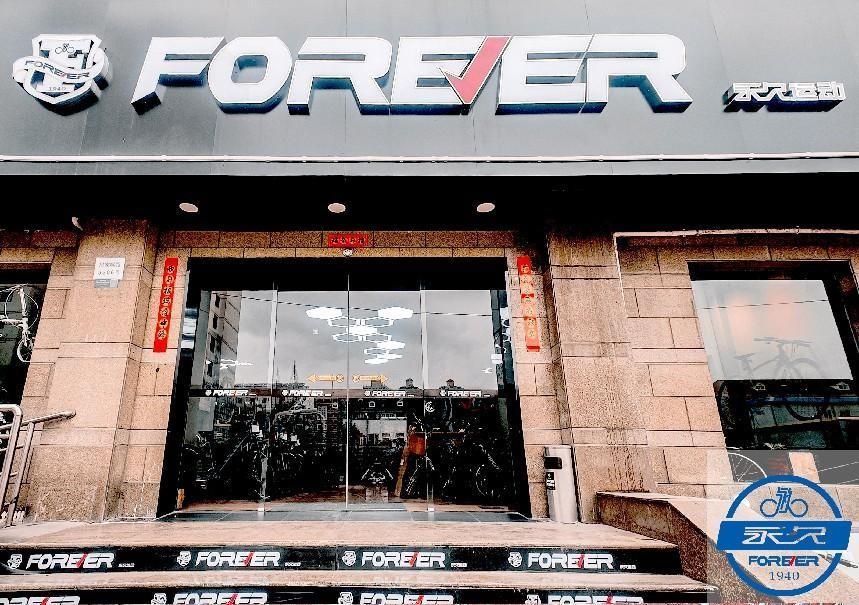 　　(白金线下旗舰店室内设计简约整洁，耳目一新)