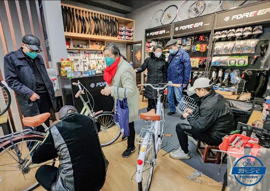 　　(现场购买热潮)