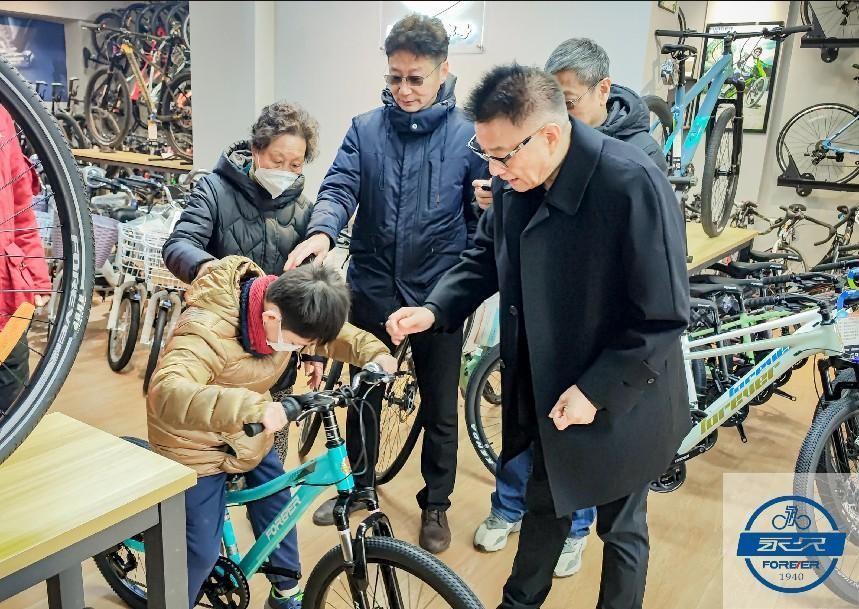 　　(现场购买热潮)