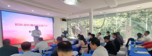 　　(大家在“师法自然”的园林里聆听陈湛匀教授演讲)