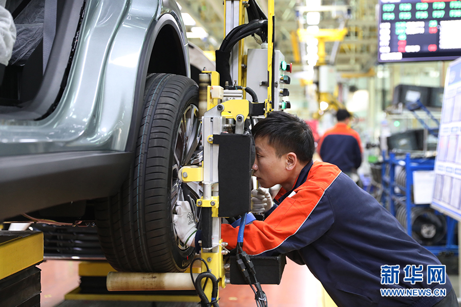 2月20日,工人在贵州吉利汽车制造有限公司生产车间工作.