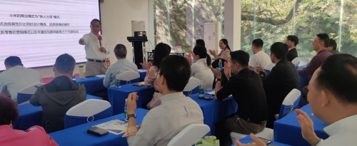 　　(著名经济学家的演讲娓娓道来、让人眼前一亮)