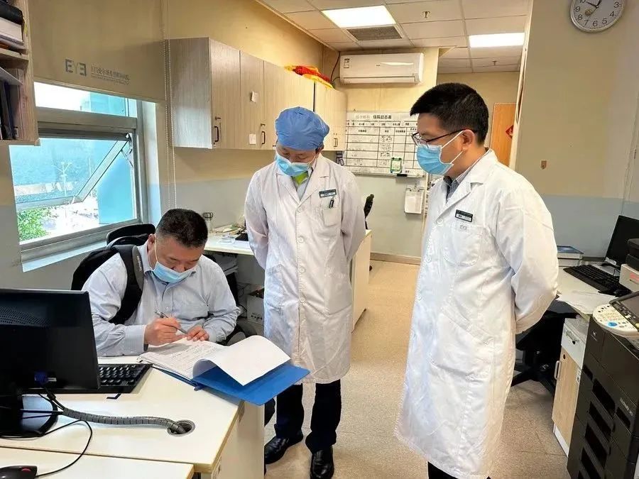 　　图:李永浩教授亲诊、莅临我院