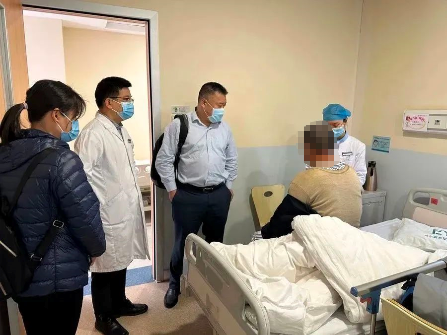 　　图:李永浩教授亲诊、莅临我院