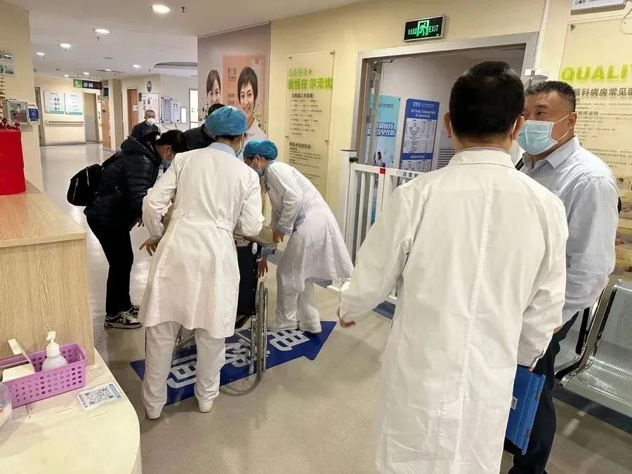 　　图:李永浩教授亲诊、莅临我院