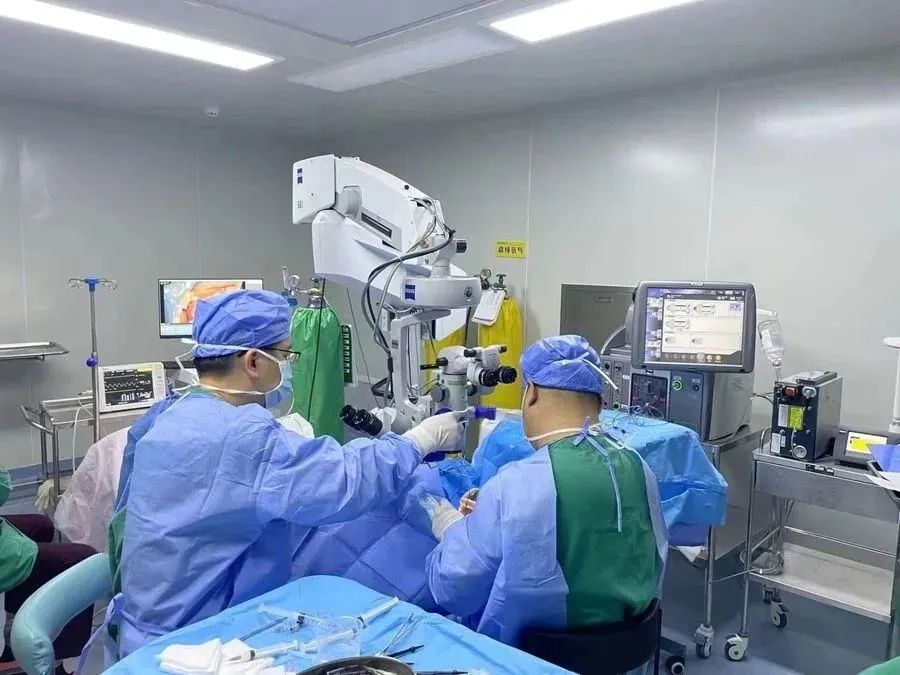 　　图:李永浩教授亲诊、莅临我院