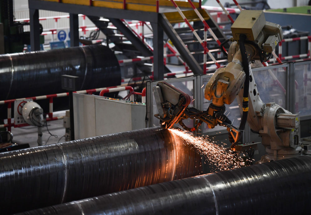 工业机器人在生产线上工作