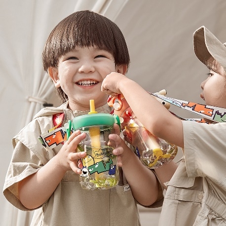 　　(运用伊士曼TritanTM 材料的Babycare恐龙冷萃儿童水杯)