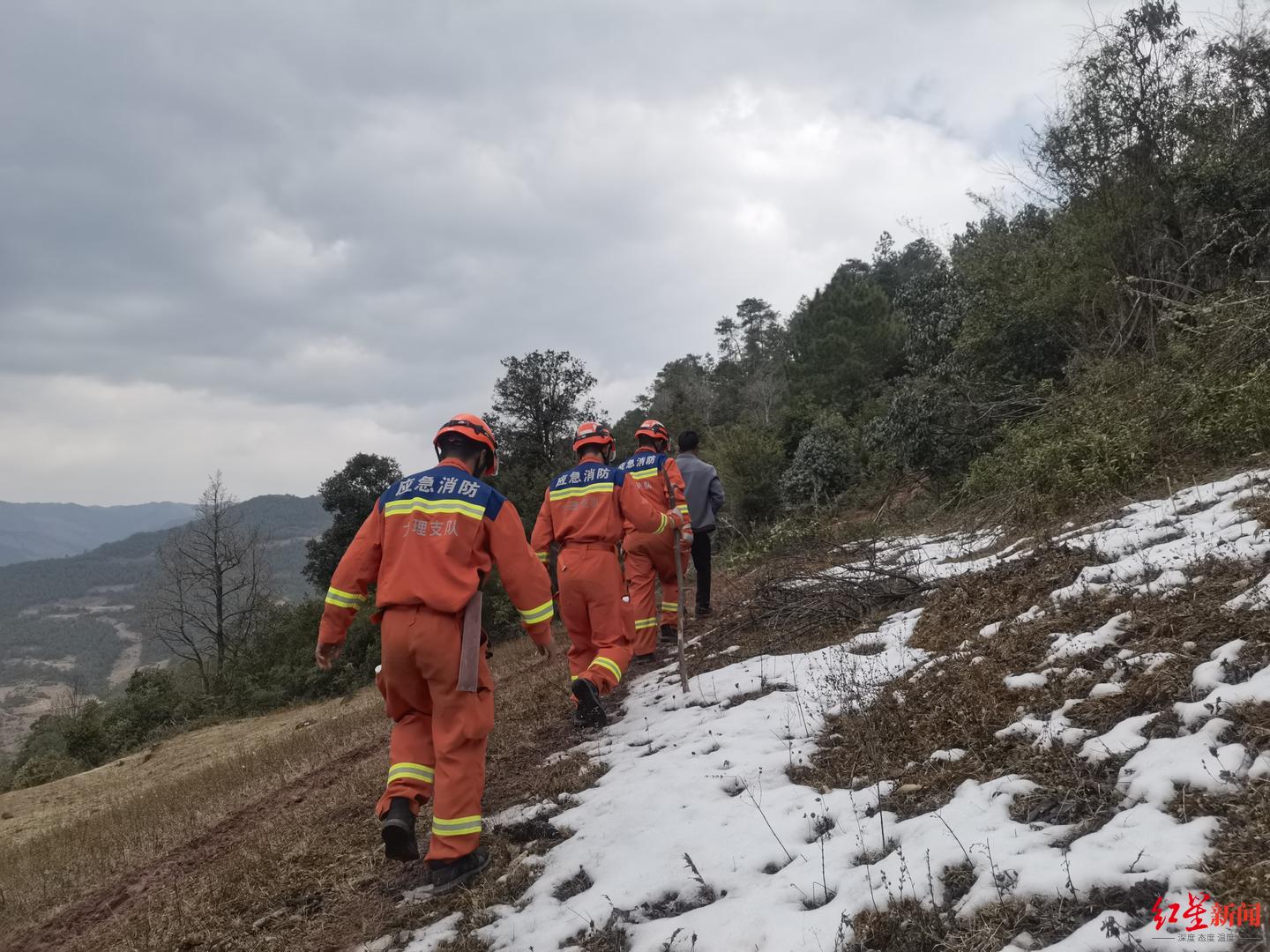 ↑大理消防救援力量冒着严寒上山搜救