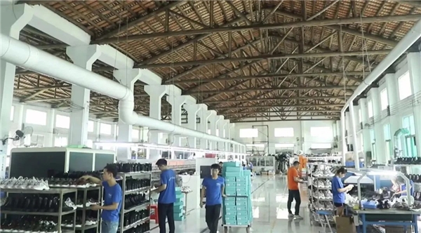 　　图 | 库房一角，员工们正在备货