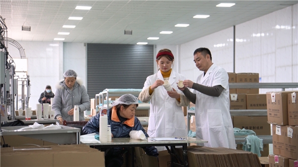 　　(图说:李蕾正在车间检验产品)