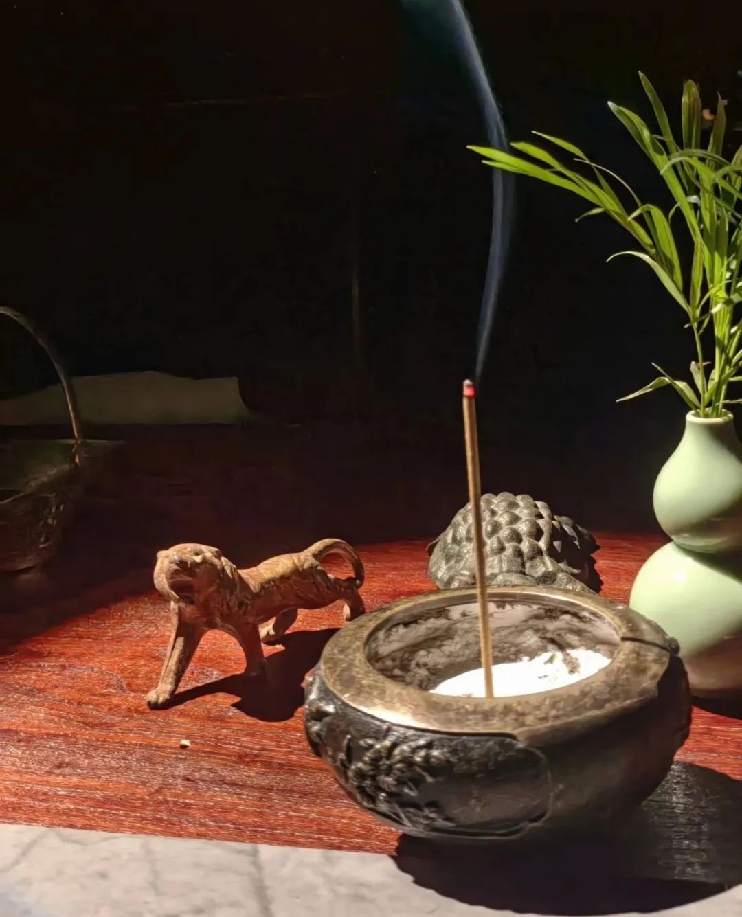 　　图 | 赵秋实也经常焚香、传播古典文化