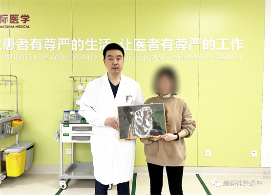 　　出院前，小颖给靳俊功医生赠送了一幅自己的画作“虎”