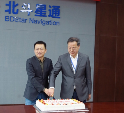 　　北森董事长王朝晖(左)和北斗星通董事长周儒欣(右)