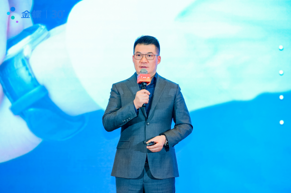 　　金蝶中国副总裁、大企业事业群总经理邓永富