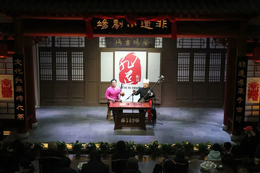 榆林老街内的非遗小剧场正在上演着陕北说书专场