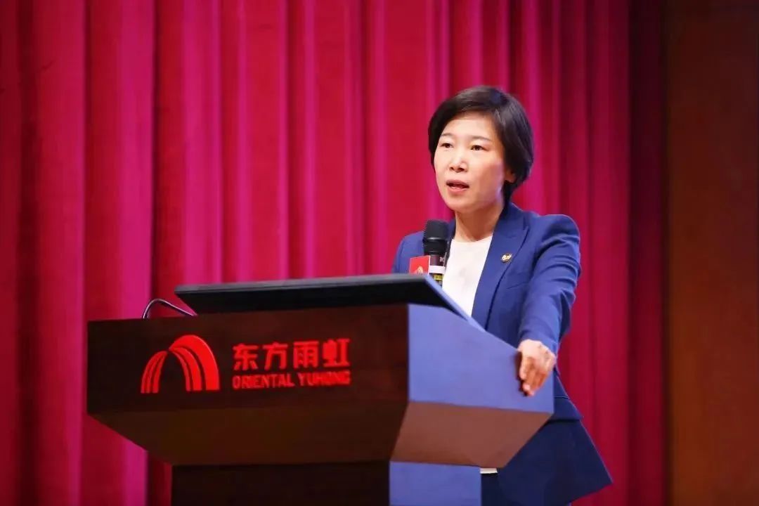 东方雨虹控股副总裁兼工程建材集团总裁张志萍作"诚信守担当,抱团打