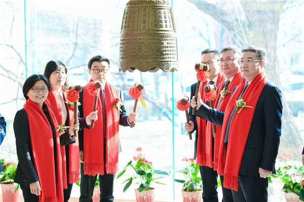 　　舜宇精工上市敲钟仪式现场