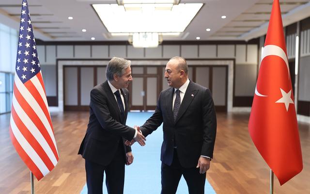 当地时间2月20日，在土耳其安卡拉，土耳其外长恰武什奥卢(右)在与美国国务卿布林肯共同出席记者会。图/IC photo