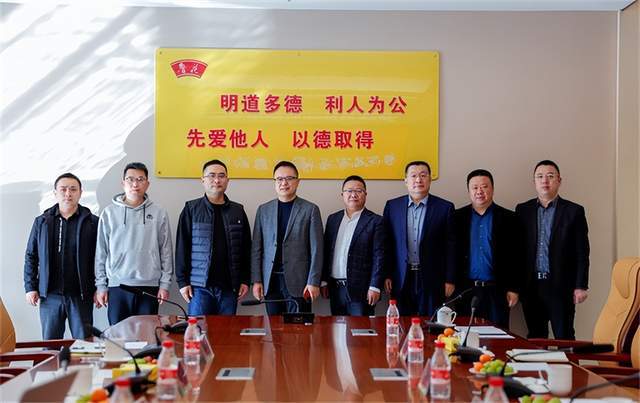 　　(图：家乐福中国与鲁花集团加深全面战略合作)