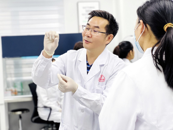 　　赖良学博士和团队探讨科研实验