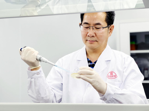 　　赖良学博士在实验室