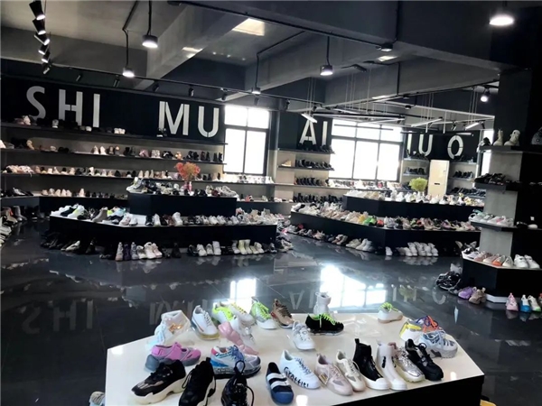 　　图 | 诗慕·爱洛琳的原创鞋款