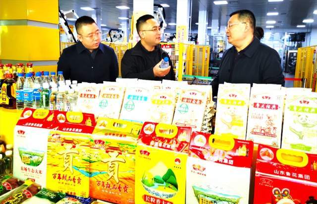 　　(图：鲁花集团旗下多款商品在家乐福门店热销)