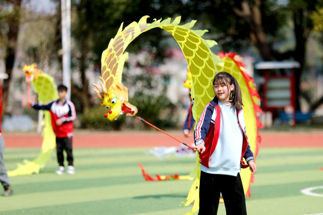 学生在体育课上舞动彩带龙.通讯员 陈旗海 摄