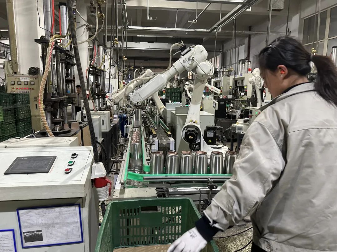 总部在永康市的浙江哈尔斯集团工厂内部，部分生产线实现了机器换人、智能化设备运作。摄影/蒋芷毓