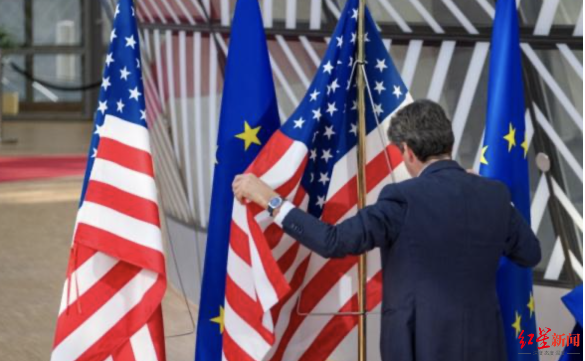 ↑图为工作人员在比利时布鲁塞尔的欧盟总部整理美国国旗。图源：新华社