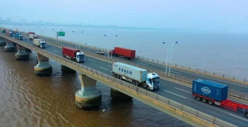 东海大桥无人集卡物流配送业务场景。