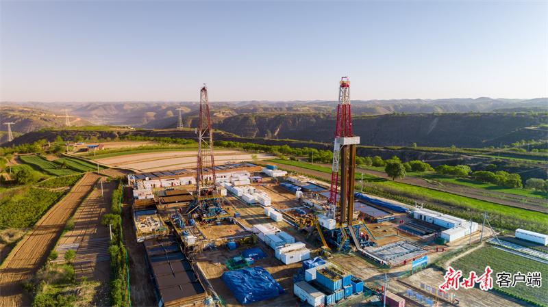 中石油长庆油田庆阳华h60双机组钻井现场.