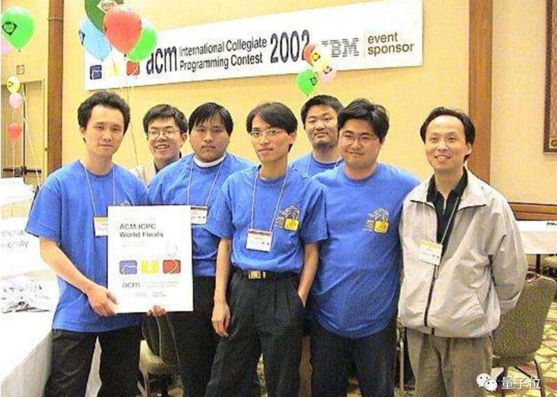 早在2002年，俞勇教授（右）率队夺得ACM竞赛总决赛首个冠军，打破了亚洲零纪录，（中）为后来的依图科技创始人林晨曦。