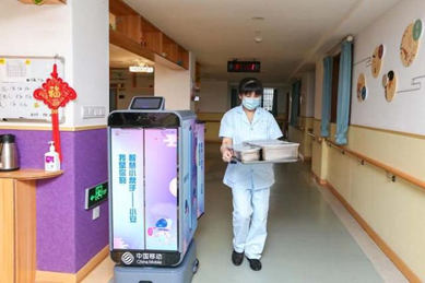 　　擎朗送餐机器人T2