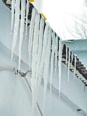 天气冷暖交替频繁,楼顶出现冰溜子.   "哈报手机记者" 刘亚东摄