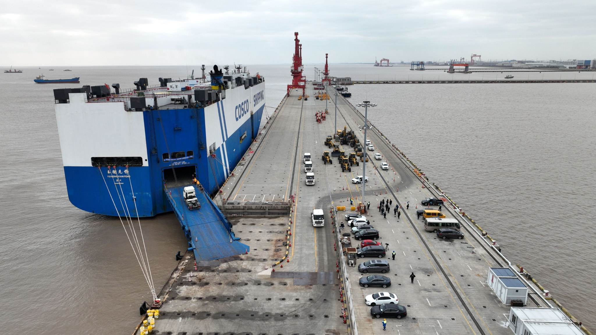 中国最大汽车滚装船装载1800多辆国产品牌车辆赴波斯湾|国产_新浪财经
