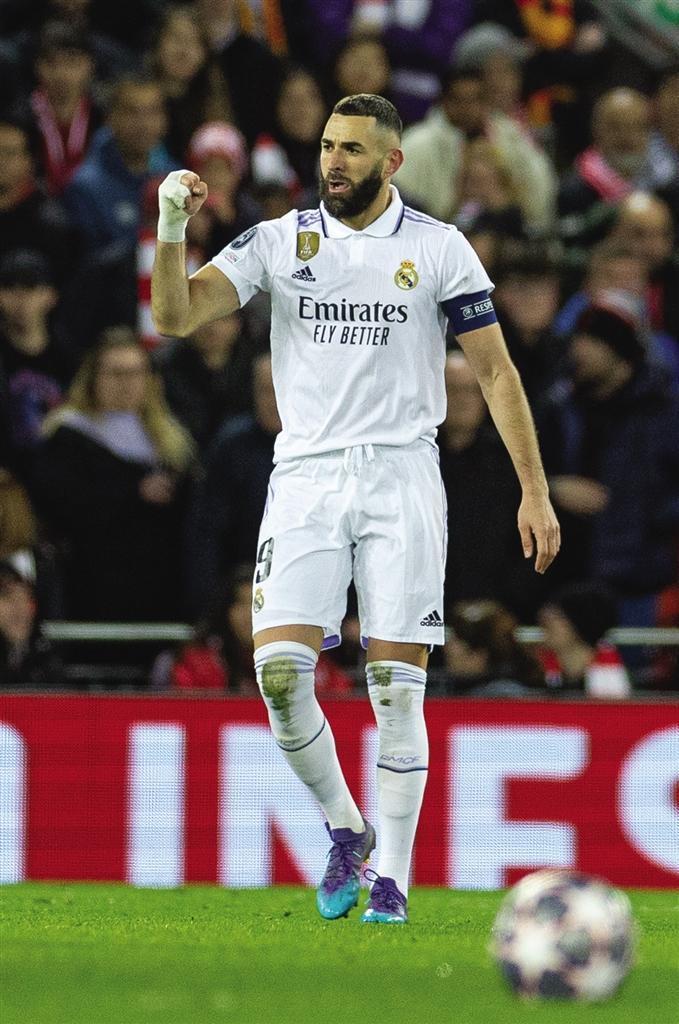 本泽马庆祝进球 新华社照片据新华社电 当地时间21日,欧冠足球赛16强