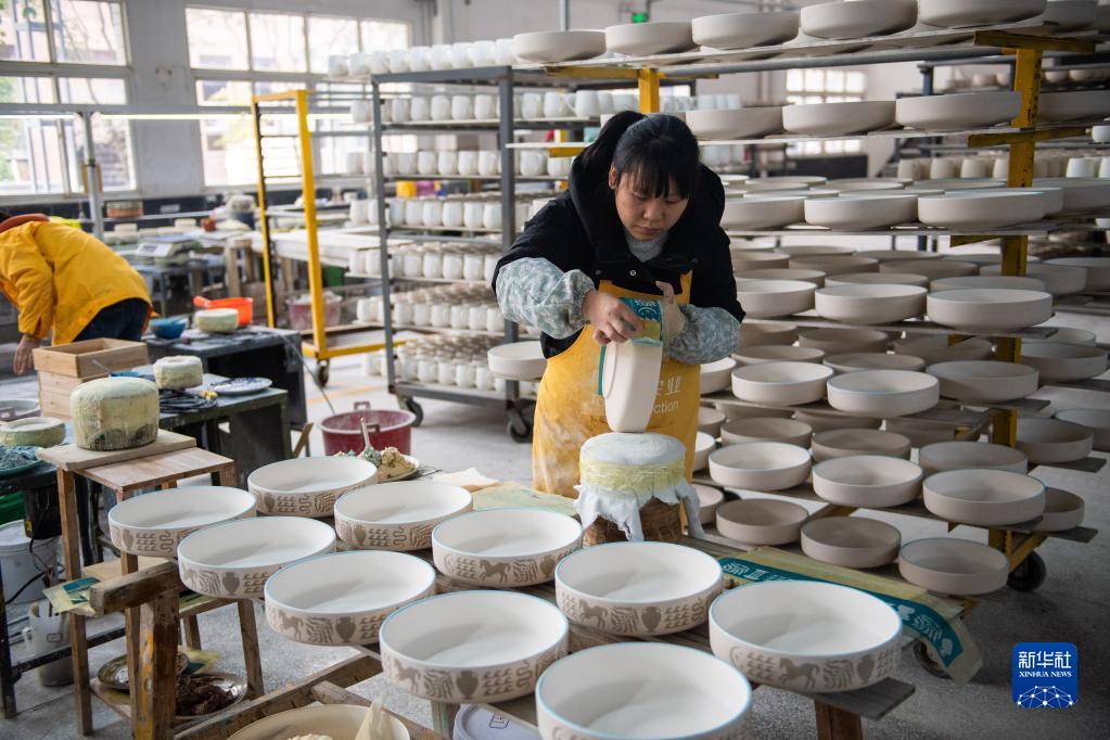 2月22日,在醴陵陶润实业发展有限公司生产车间,工作人员在给瓷器半