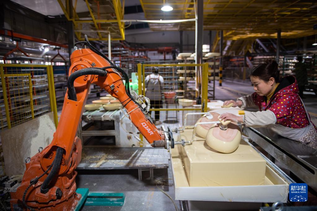 2月22日,在位于醴陵市的湖南华联溢百利瓷业有限公司生产车间,工作