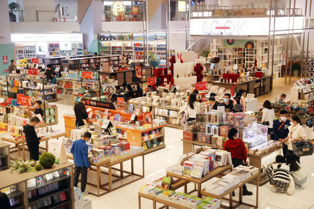 深圳书城(中心城店)吸引了许多读者.深圳特区报记者 杨少昆 摄