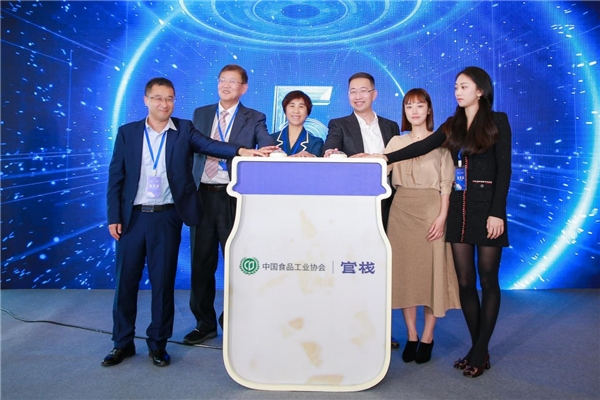 　　(《鲜炖花胶》团体标准正式发布。由左至右依次为:杜冰、林洪、杨桂清、张宇、锌悦、张瑀绯)