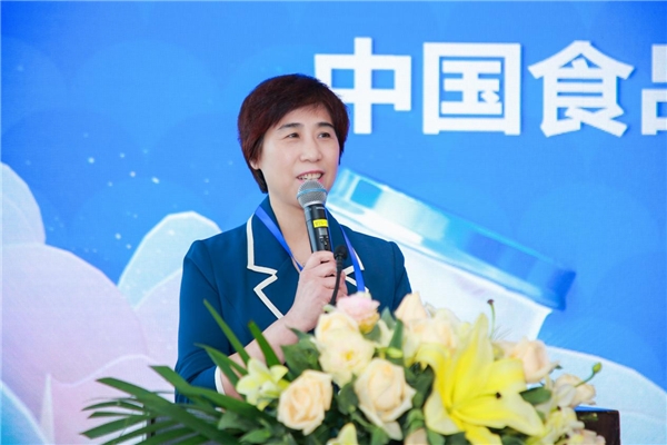 　　(中国食品工业协会海洋食品专业委员会副秘书长杨桂清现场宣布决议)