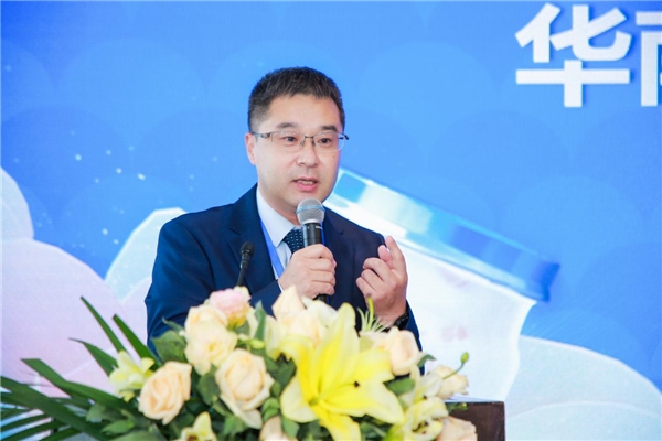 　　(华南农业大学食品学院副院长杜冰教授现场介绍花胶营养价值)