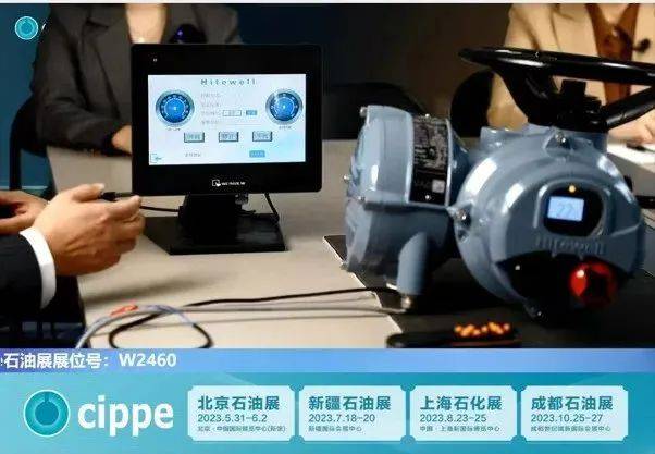 　　总经理申景双现场展示产品工作