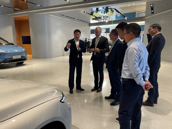 　　斯凯孚集团总裁兼首席执行官Rickard Gustafson一行参观NIO House