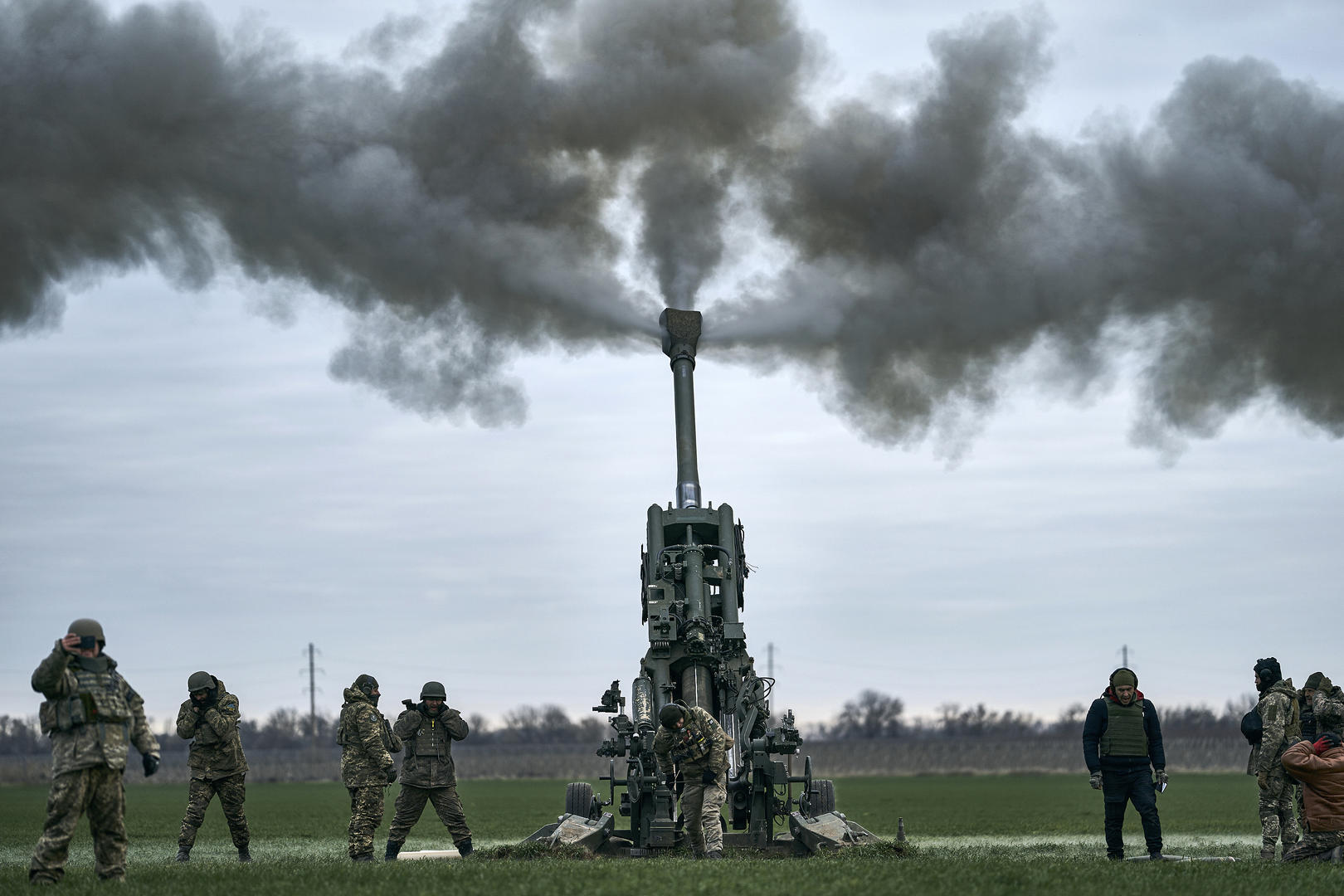 ↑1月9日，乌克兰士兵使用美国提供的M777榴弹炮向俄罗斯阵地开火。图据IC photo