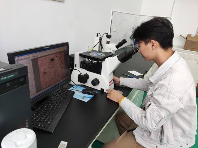 显微镜下观察大气采样膜pm2.5的形态.(图片来源:受访者供图)