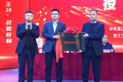 　　八分量 王佳帅(左二)